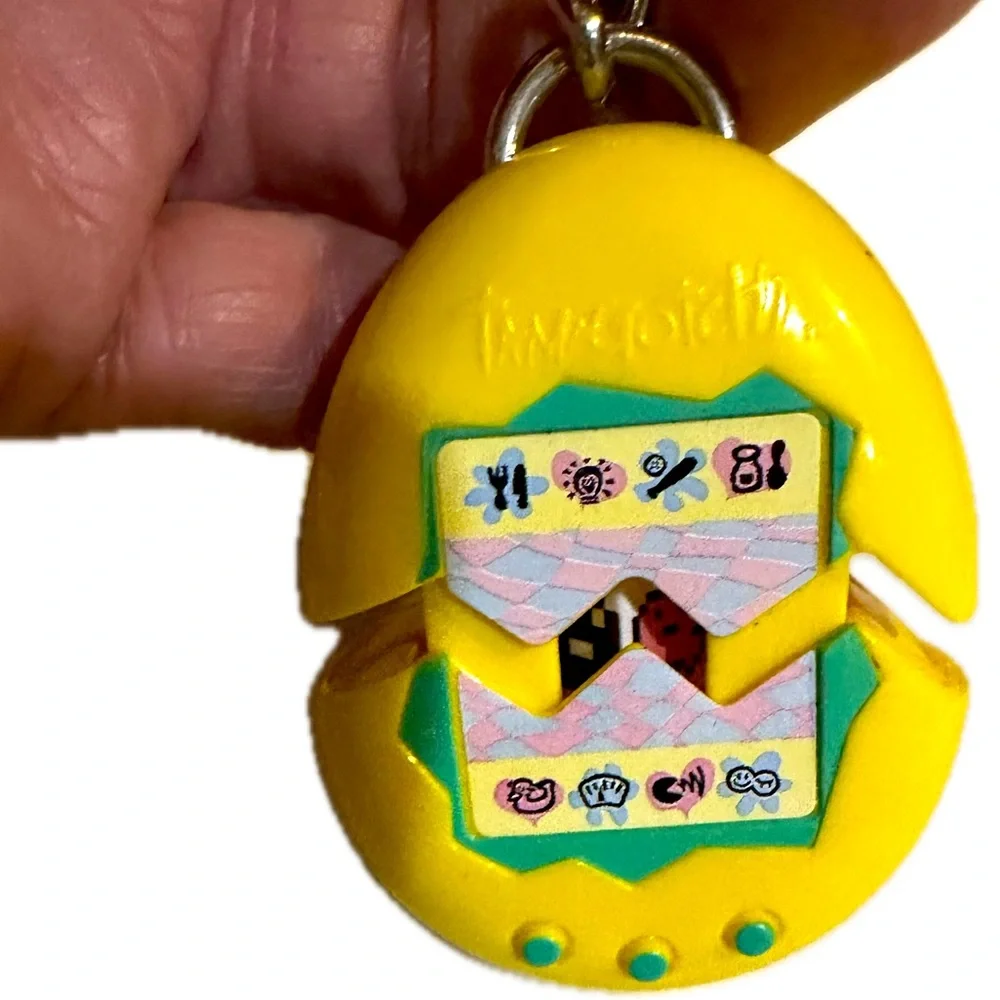 VTG 1997 TAMAGOTCHI YELLOW KEYCHAIN DIGITAL PET EGG GAME MCDONALDS YELLOW EASTER